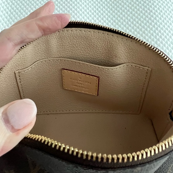 Louis Vuitton Cosmetic Pouch - Picture 7 of 12